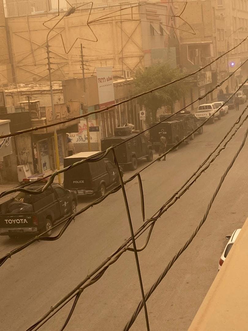 آبادان، شامگاه ۲ خرداد ۱۴۰۱: استقرار پلیس ضدشورش در اطراف برج فروریخته متروپل − عکس از شبکه‌های اجتماعی