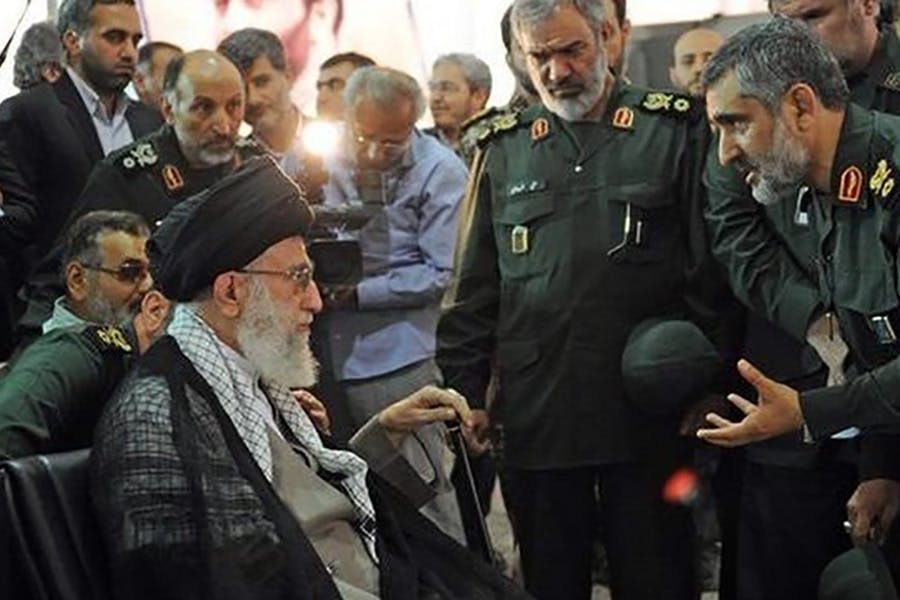 خامنه‌ای در جمعی از سرداران سپاه