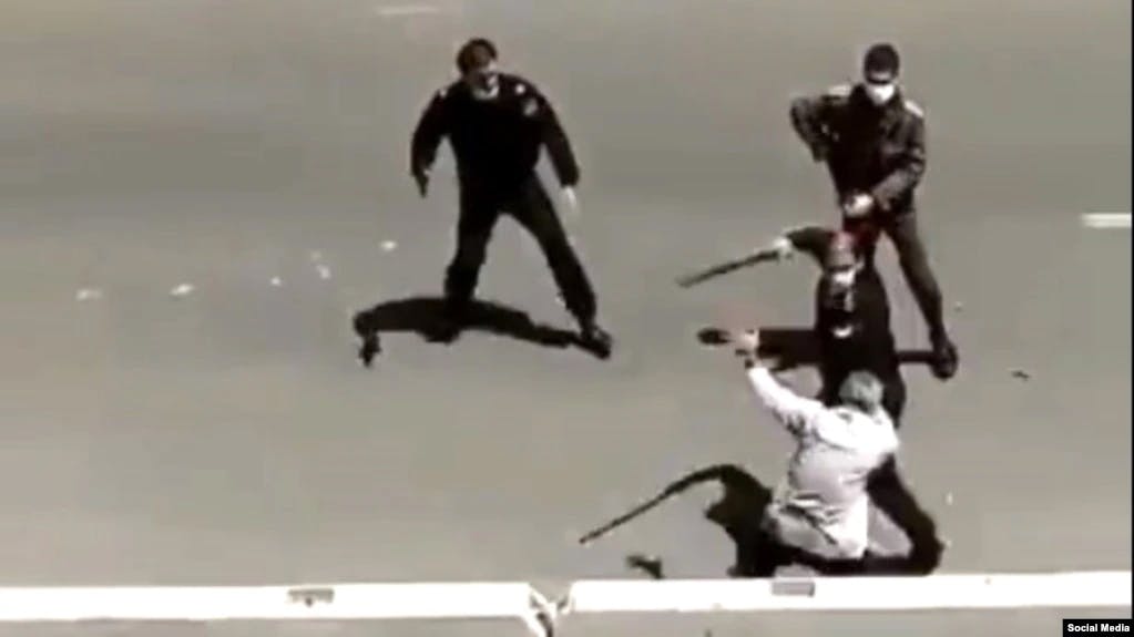 حمله پلیس به یک تظاهرکننده − صحنه‌ای از اعتراضات اردیبهشت ۱۴۰۱