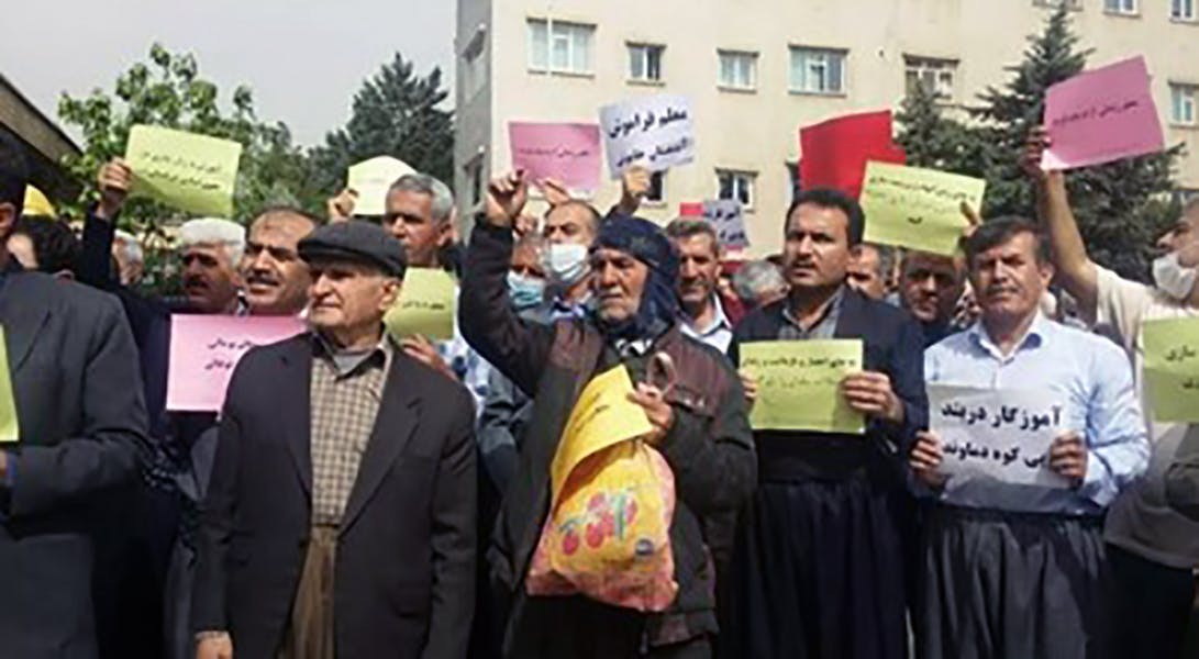 صحنه‌ای از یک تجمع معلمان کردستان