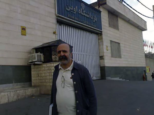 کیوان صمیمی، در برابر زندان اوین