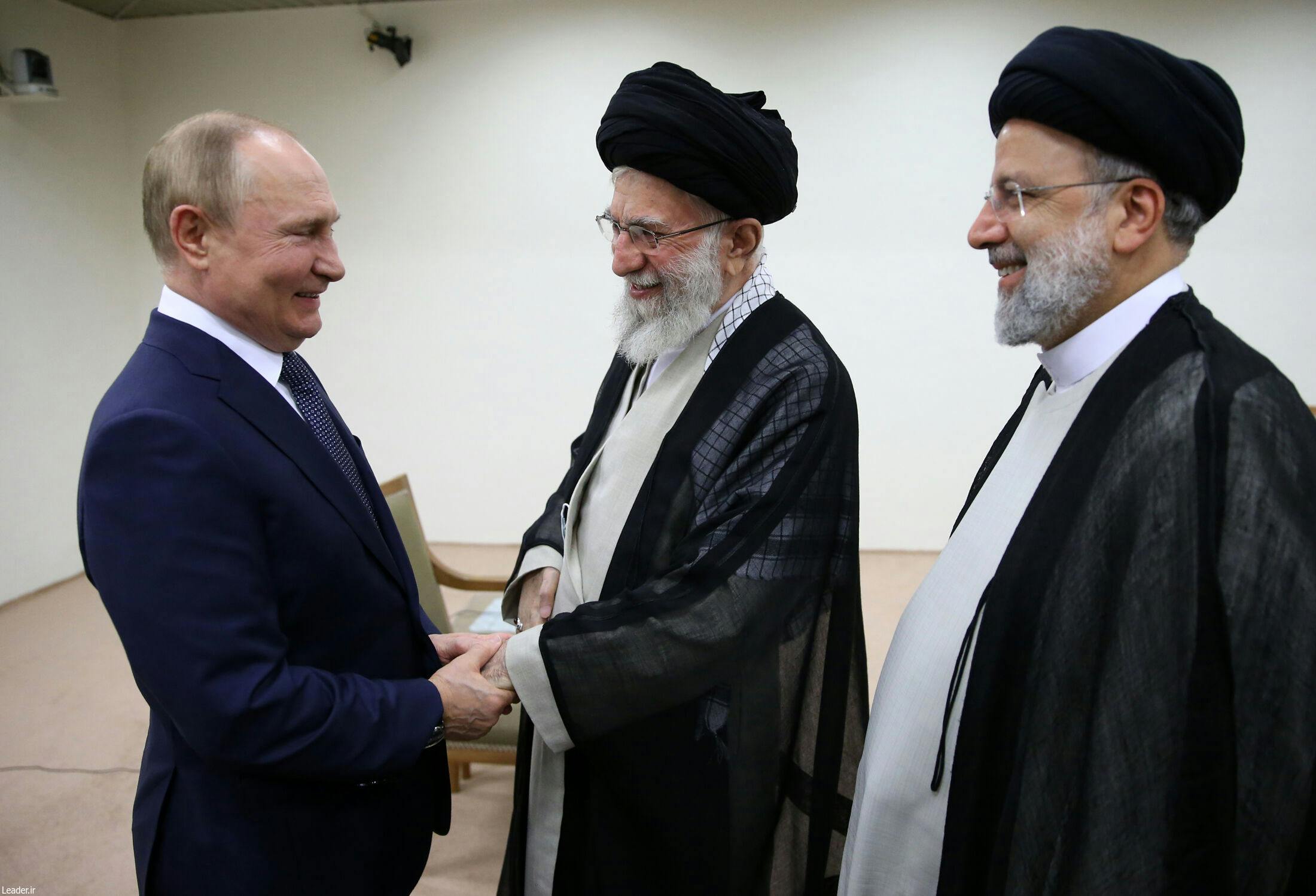 خامنه‌ای و رئیسی در حال دست دادن با ولادیمیر پوتین در سفرش به تهران