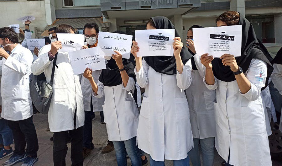 پنج‌شنبه ۱۶ تیرماه ۱۴۰۱، تجمع اعتراضی گروهی از دانشجویان کارورز دانشگاه علوم پزشکی ایران