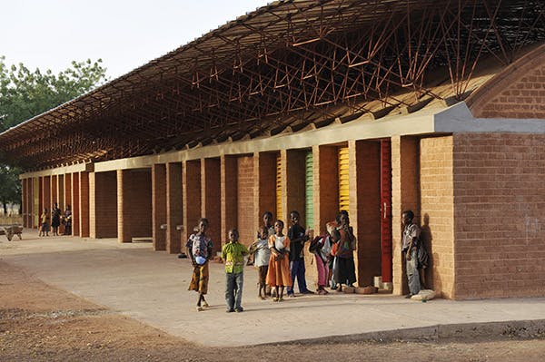 مدرسه ابتدایی در دهکده گاندو. معمار: فرانسیس کره. منبع: ویکی‌پدیا