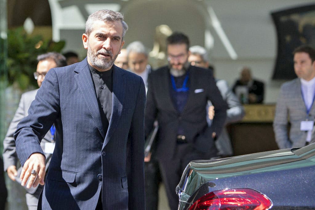 علی باقری کنی، مذاکره‌کننده ارشد جمهوری اسلامی، در مقابل هتل کوبورگ وین، محل برگزاری دور جدید مذاکرات احیای برجام