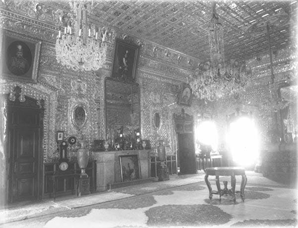 سند: تصویری قدیمی از تالار برلیان کاخ گلستان. تابلوی مظفرالدین شاه در این عکس دیده می‌شود.