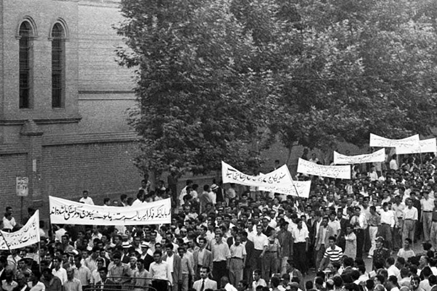 تظاهرات اعضا و هواداران حزب توده علیه انگلستان و امریکا در مقابل سفارت انگلستان در تهران، ۱۰ تیر ۱۳۳۰