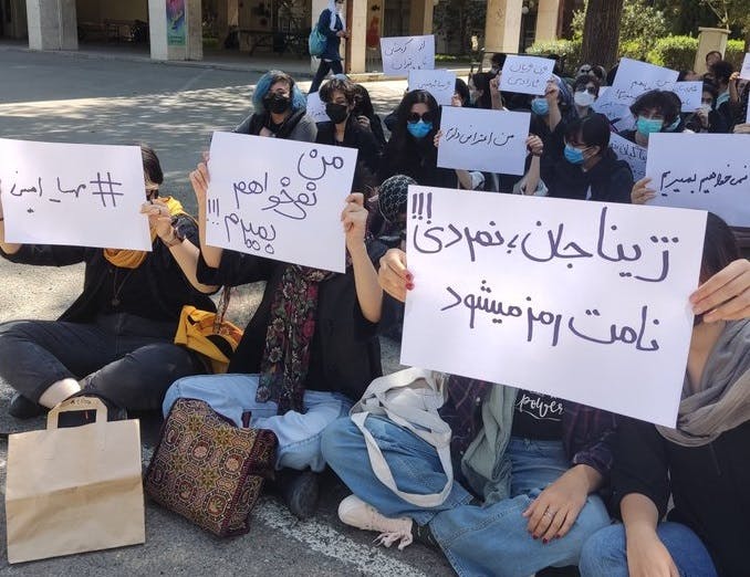 تجمع دانشجویان دانشگاه تهران در اعتراض به قتل مهسا امینی