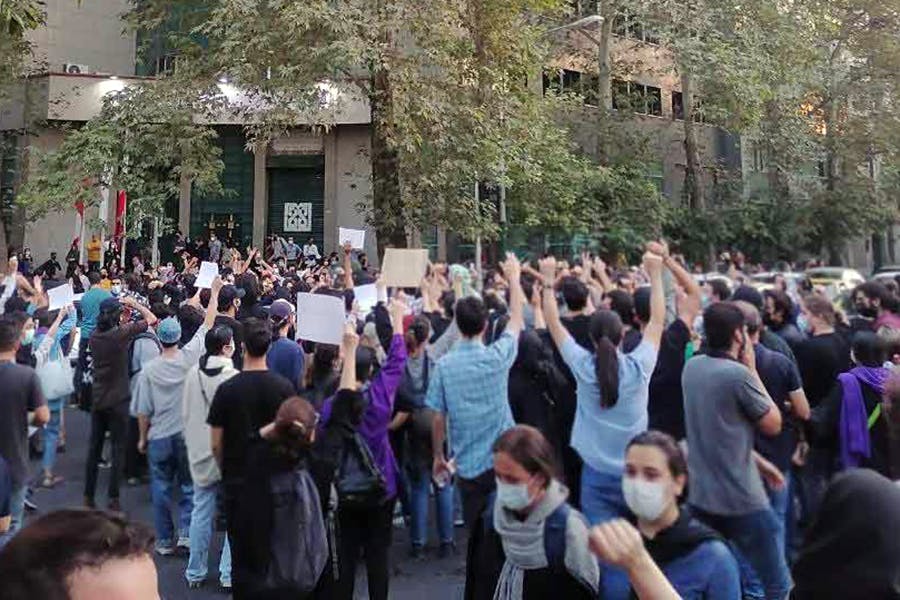 ۲۸ شهریور ۱۴۰۱‌، تهران: بولوار کشاورز - صحنه‌ای از یک تظاهرات در جنبش «زن، زندگی، آزادی»