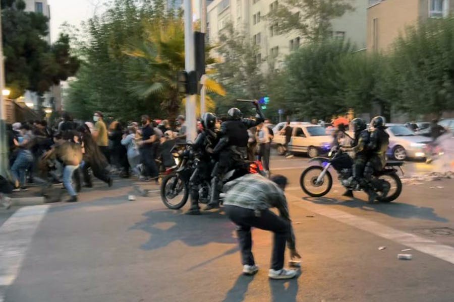 درگیری با پلیس − از صحنه‌های جنبش «زن، زندگی، آزادی» − شهریور ۱۴۰۱
