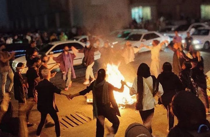 صحنه‌ای از اعتراض‌ها به قتل حکومتی مهسا (ژینا) امینی ــ عکس: شبکه‌های اجتماعی