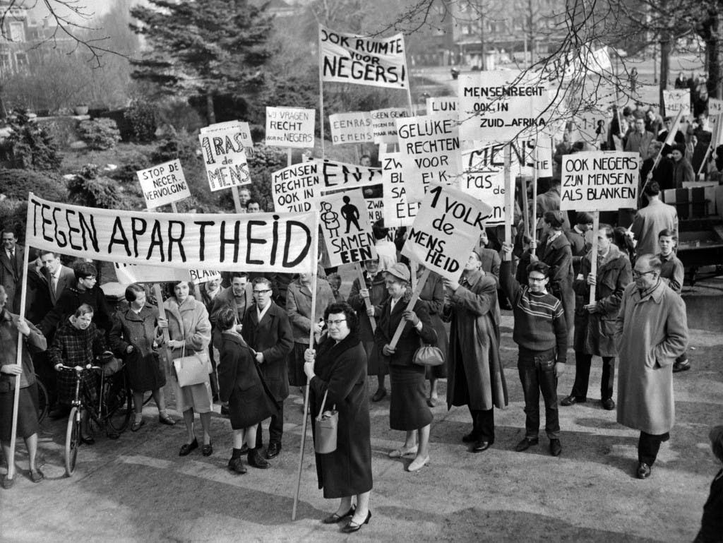 تظاهرات هلندی ها در لاهه در اعتراض به آپارتاید آوریل ۱۹۶۰