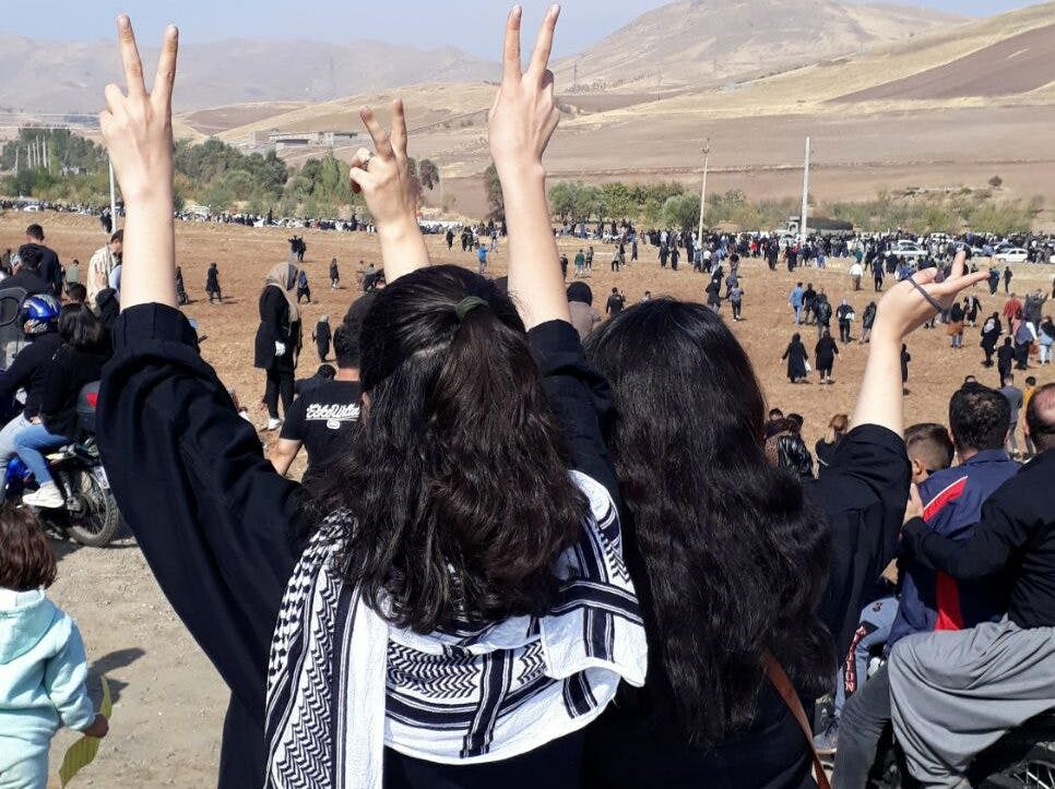 زنان کرد در چهلم ژینا علامت پیروزی نشان می دهند