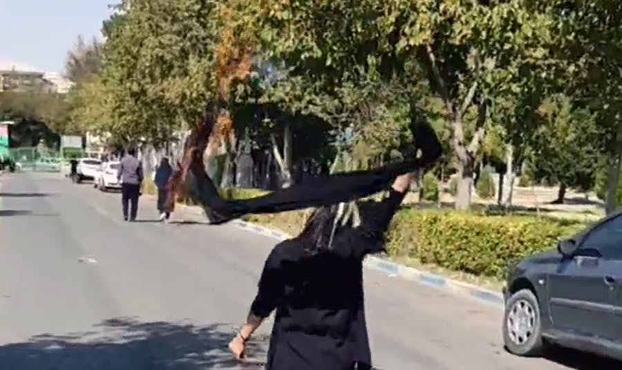 اصفهان، ۹ مهر ۱۴۰۱، زن معترض روسری خود را آتش زده و در هوا می‌چرخاند.