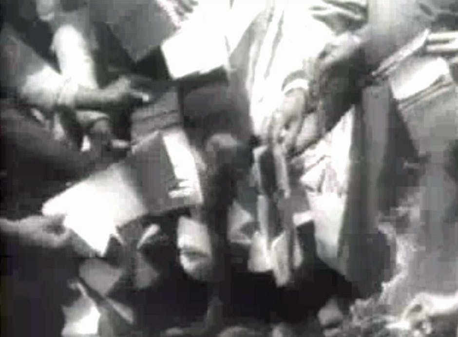 مارس ‍۱۹۶۰جمعیتی در شارپویل به ایستگاه پلیس رفتند و کارت‌های عبور خود را سوزاندند