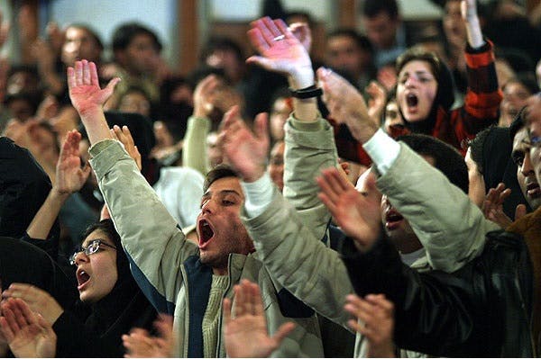جمعی از دانشجویان در دانشگاه تهران. ۱۶ آذر ۱۳۸۰