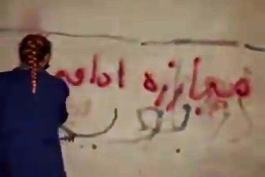 مبارزه ادامه دارد −شعار نویسی روی دیوار، قزوین، چهارشنبه ۲۷ مهر ۱۴۰۱