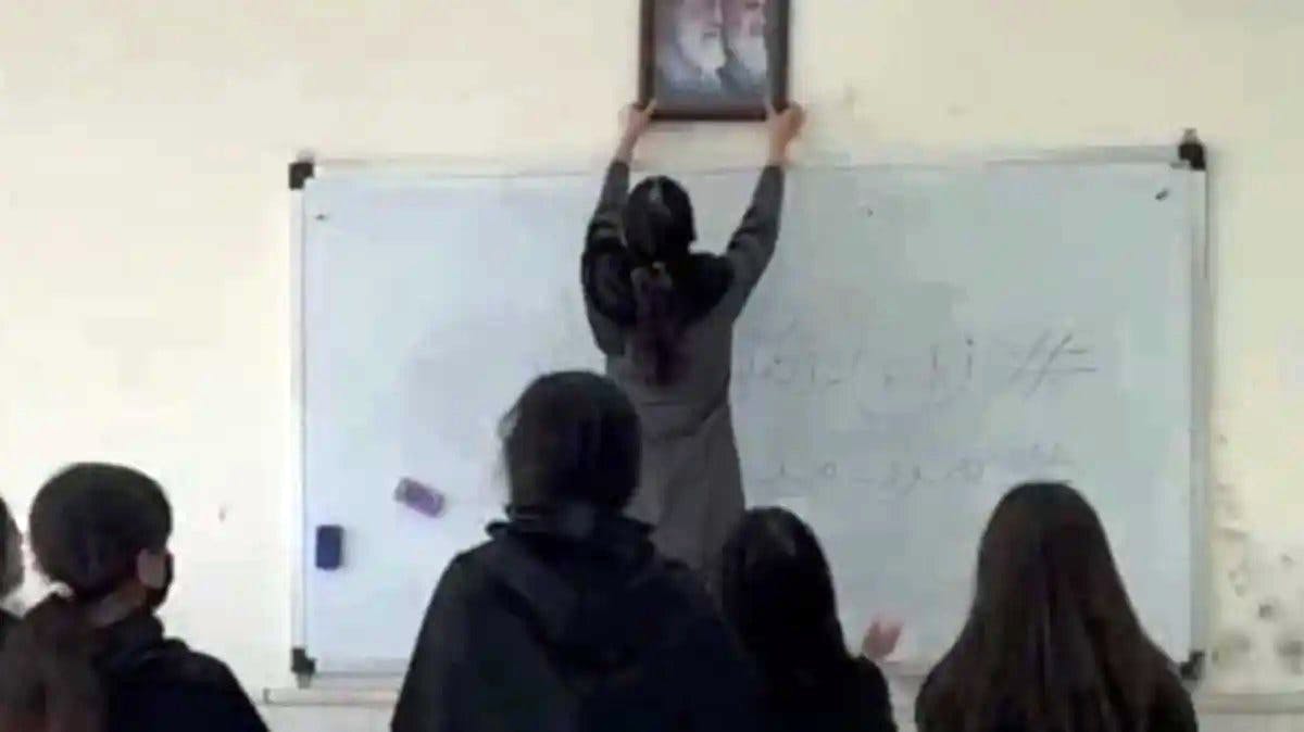 دانش‌آموزان عکس خامنه‌ای و خمینی را از دیوار پایین می‌آورند