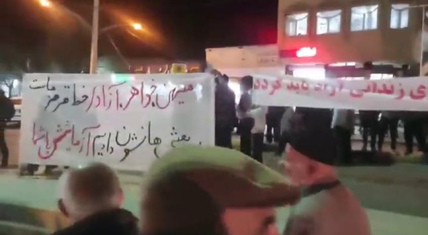 معترضان در قهدریجان با پارچه‌نوشته‌های «خواهر، میهن، آزادی خط قرمز ماست. به بعثی‌ها نشان دادیم آزمایشش با شماست» و «دانشجوی زندانی آزاد باید گردد» به خیابان آمدند_ ۸ آبان ۱۴۰۱