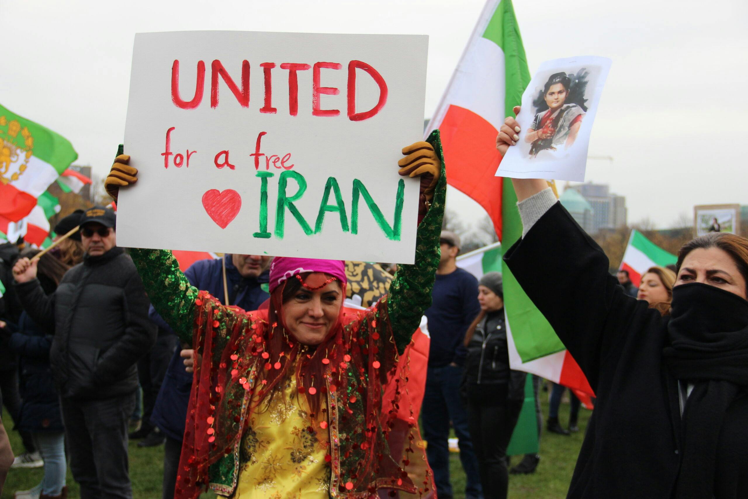 اتحاد برای آزادی ایران پلاکاردی در دست زنی با لباس محلی درتجمع ایرانیان ساکن هلند شنبه ۱۹ نوامبر۲۰۲۲