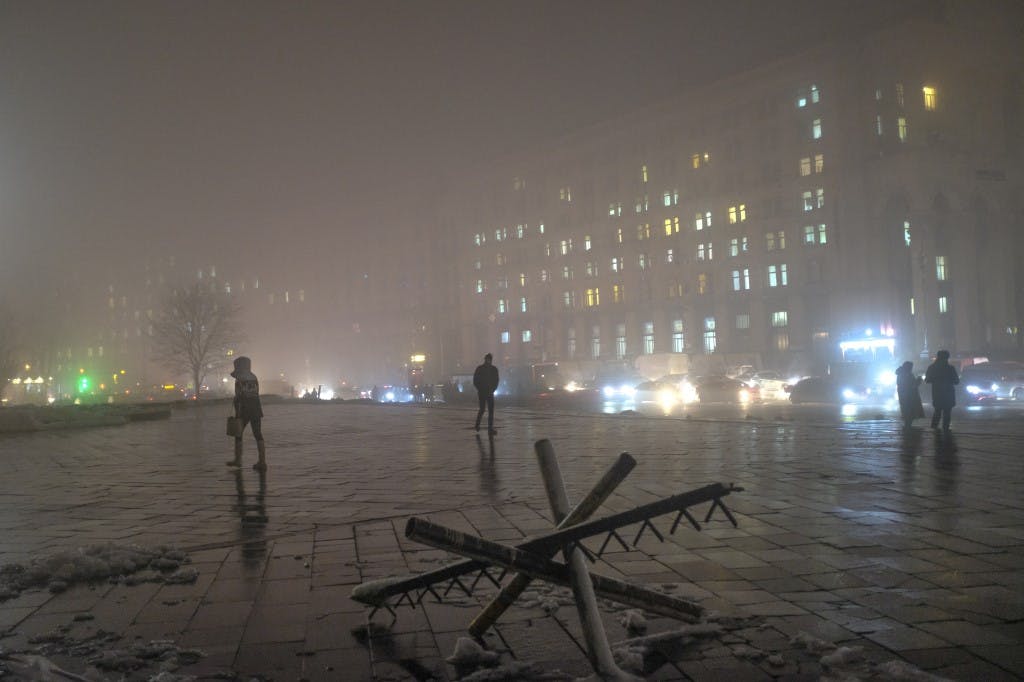 شب سرد و مه‌آلود کی‌یف، ۲۴ نوامبر ۲۰۲۲ ــ عکس: BULENT KILIC / AFP