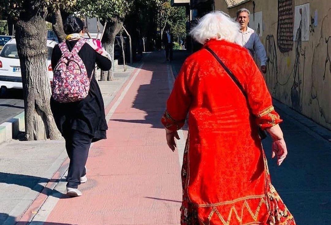 زن سالمندی در جریان اعتراضات زن زندگی آزادی حجاب از سر برداشته