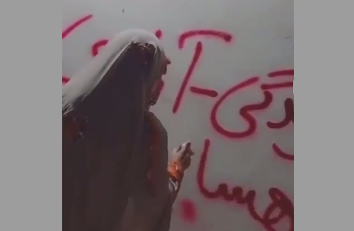 گرافیتی نوشتن یک زن بلوچ ــ عکس: از ویدئوی بازنشرشده در شبکه‌های اجتماعی