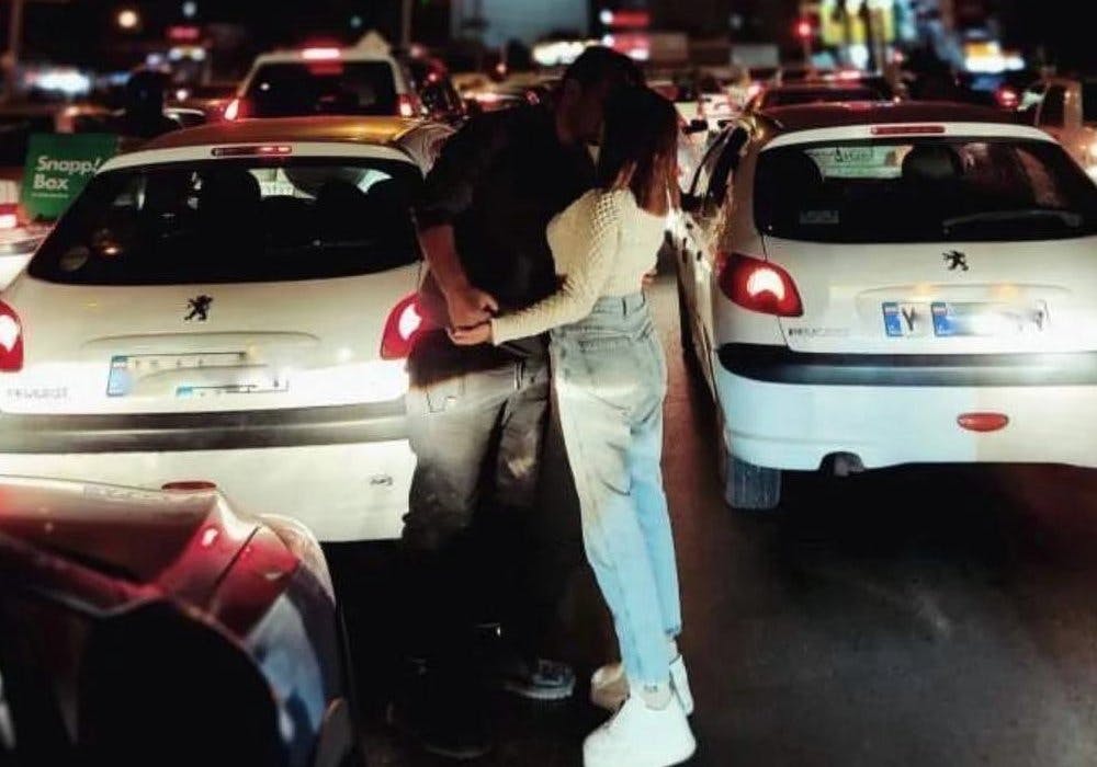 شیراز- ۲۴ آبان: دو دلداده جوان در خیابان یکدیگر را می‌بوسند. آرویی ساده که فقط با انقلاب نوین مردم ایران تحقق یافته است.