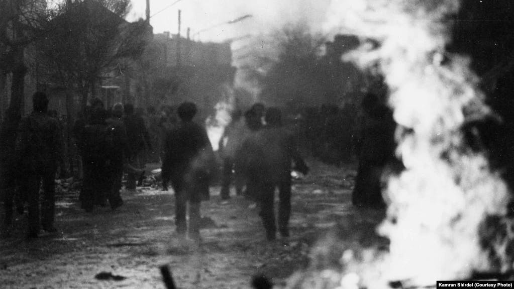 حمله به شهرنو در بهمن ۱۳۵۷- عکس از کامران شیردل