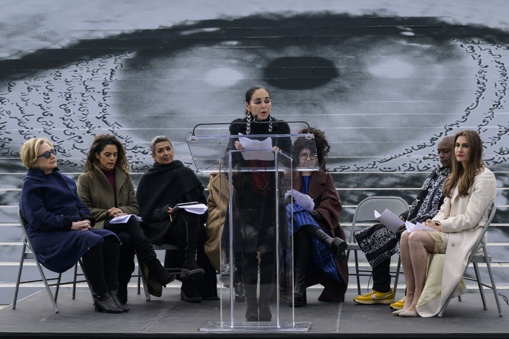 ۲۸ نوامبر ۲۰۲۲: شیرین نشاط، هنرمند سرشناس ایرانی هنگام سخنرانی در نشست خبری «چشم‌ها به ایران» در نیویورک. این کارزار خواستار حذف جمهوری اسلامی ایران از کمیسیون مقام زنان شده بود. (عکس: خبرگزاری فرانسه)