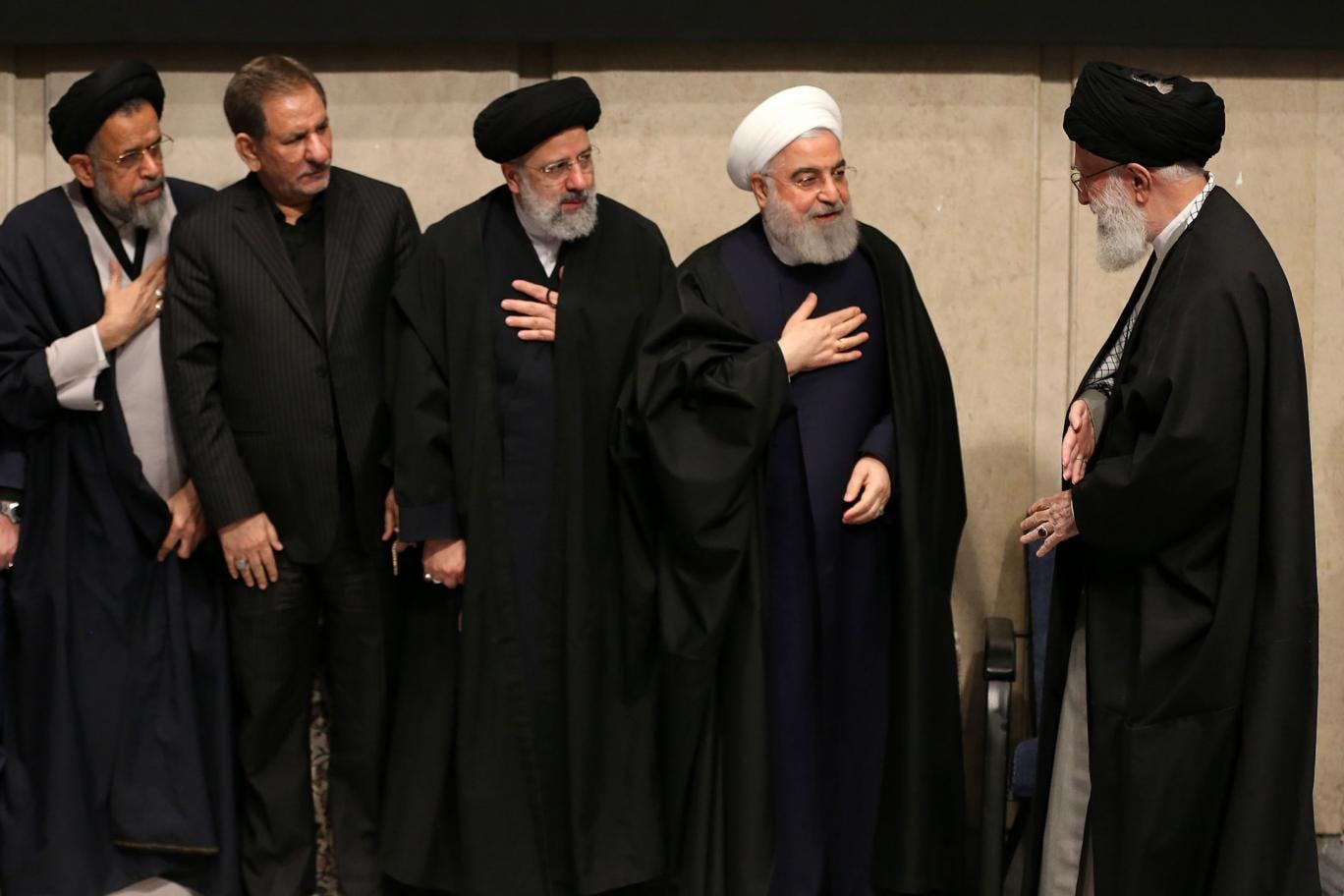 علی خامنه‌ای در سمت راست تصویر وارد می‌شود و حسن روحانی& ابراهیم رُیسی و اسحاق جهانگیری دست به سینه ایستاده‌اند