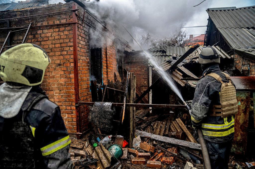 آتش‌نشان‌ها پس از تهاجم روسیه به شرق اوکراین، آتش در منطقه مسکونی باخموت در دونتسک را خاموش می‌کنند
