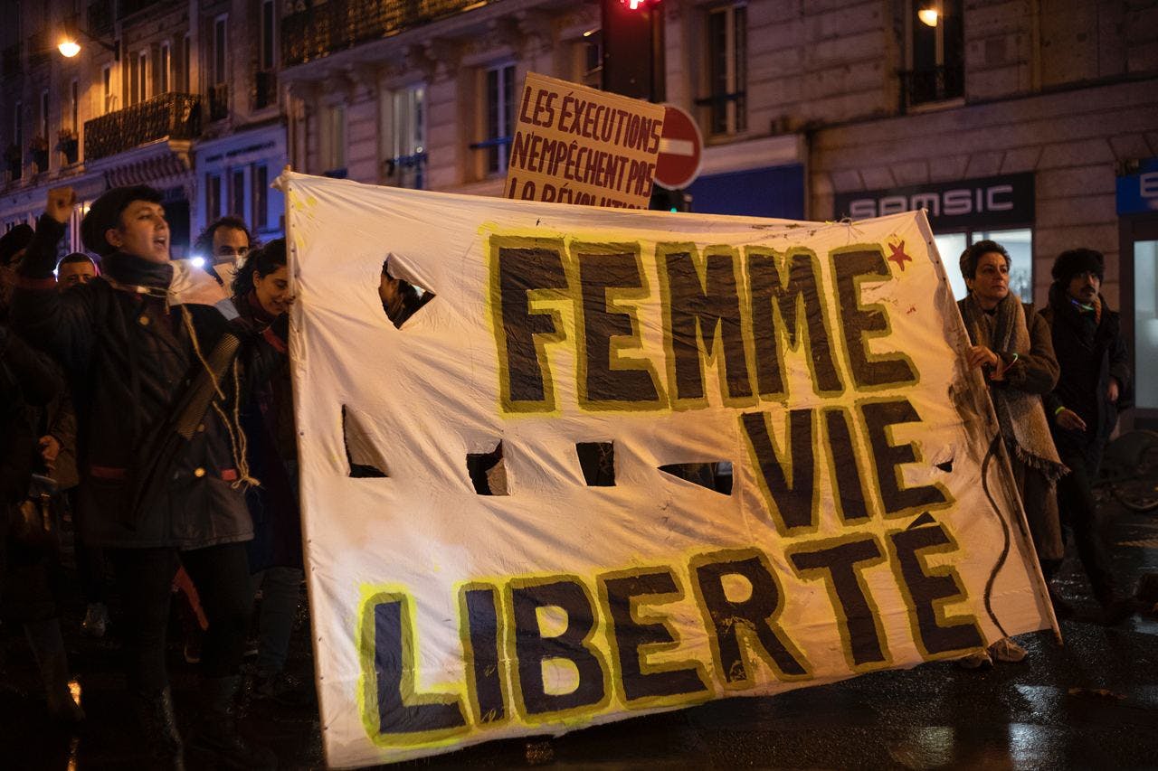 تظاهرات همبستگی در پاریس با پلاکارد زن زندگی آزادی