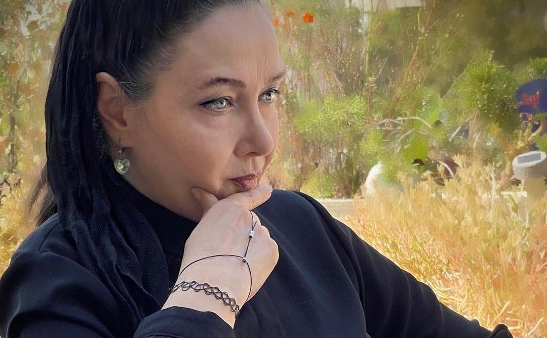 کتایون ریاحی از نخستین بازیگران زن در ایران بود که در همراهی با مردم حجاب از سر برداشت. او را نیز بازداشت کردند.