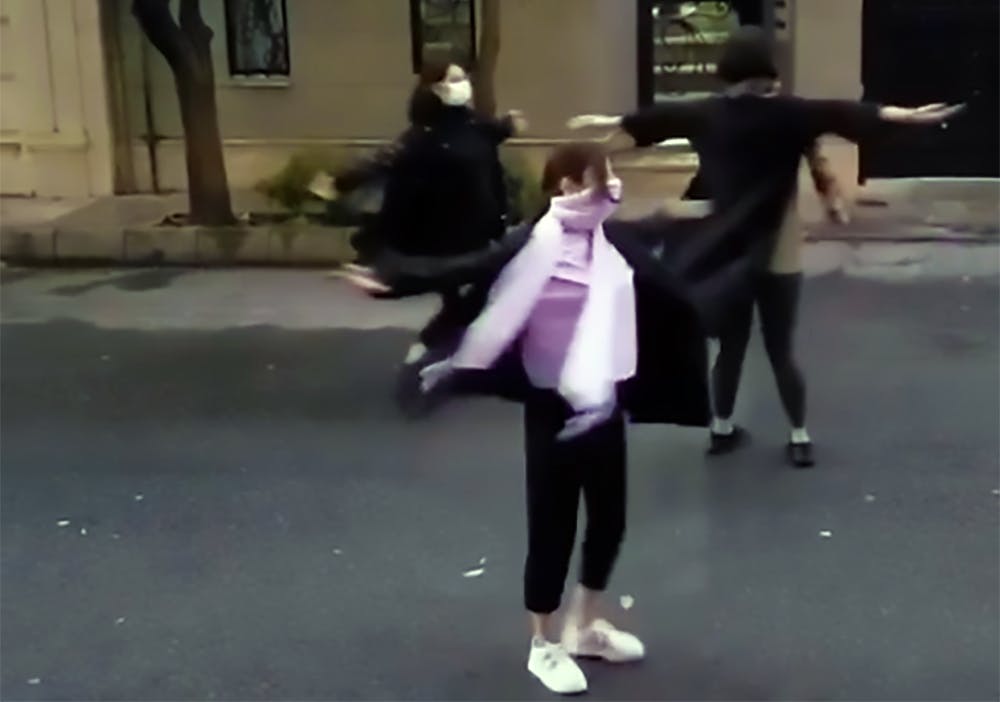 سه زن جوان میانه خیابان می‌رقصند