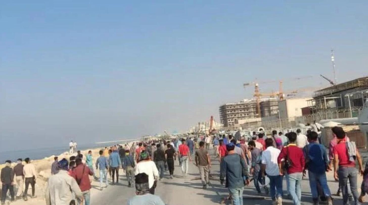 صحنه‌ای از اعتصاب کارگران پروژه‌ای نفت، دو‌شنبه ۱۸ مهر ــ عکس: شبکه‌های اجتماعی