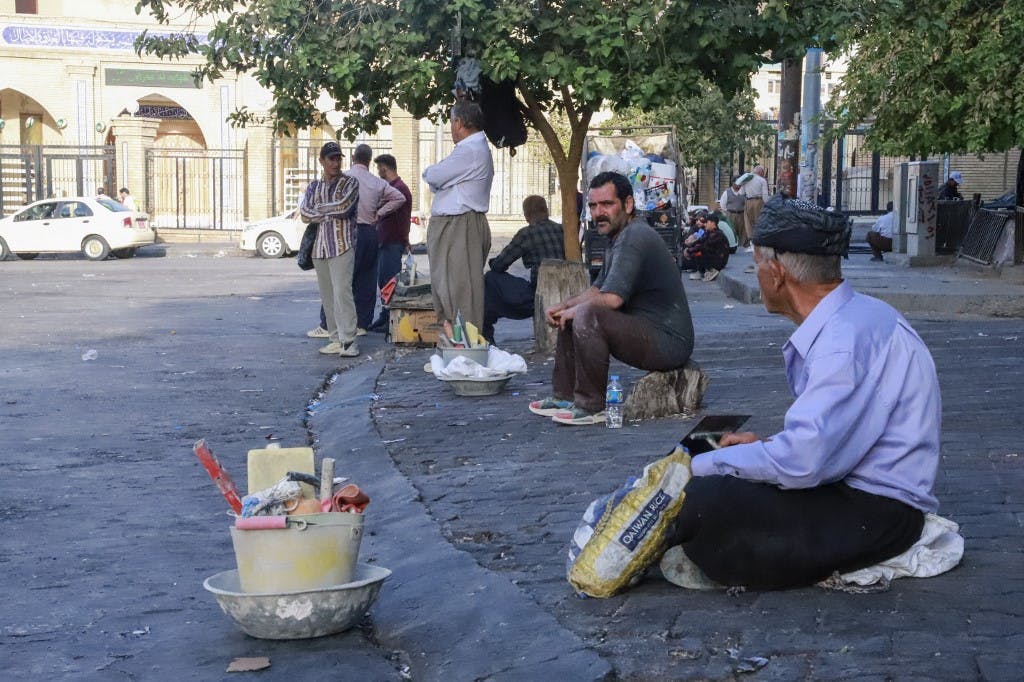 میدان جلوی مسحد جامع سلیمانیه، کارگران ایرانی جویای کار. ۵ اکتبر ۲۰۲۲. عکس از شوان محمد/ AFP