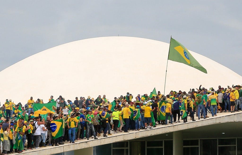 حامیان ژایر بولسونارو، رئیس جمهور سابق برزیل، در ۸ ژانویه ۲۰۲۳ به کنگره ملی در برازیلیا حمله کردند. (عکس: خبرگزاری فرانسه)