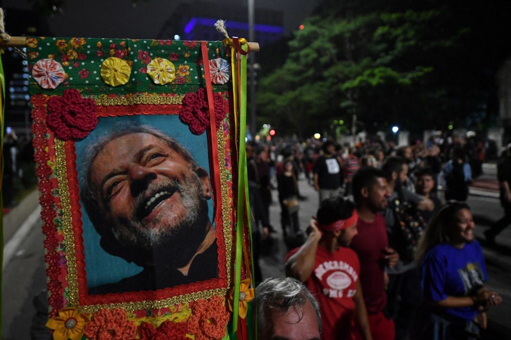 تظاهرات سازمان‌ها و جنبش‌های اجتماعی در سائوپائولو در دفاع از دموکراسی و در محکومیت حملات راست افراطی به نهادهای دموکراتیک برزیل. آنها عکس لولا داسیلوا رییس‌جمهور چپ‌گرای برزیل را همراه دارند.