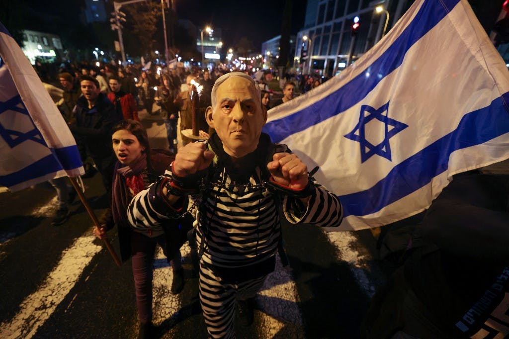 تصویری از تظاهرات شنبه شب در تل‌آویو علیه دست‌راستی‌ترین دولت تاریخ اسرائیل (عکس از AHMAD GHARABLI / AFP)