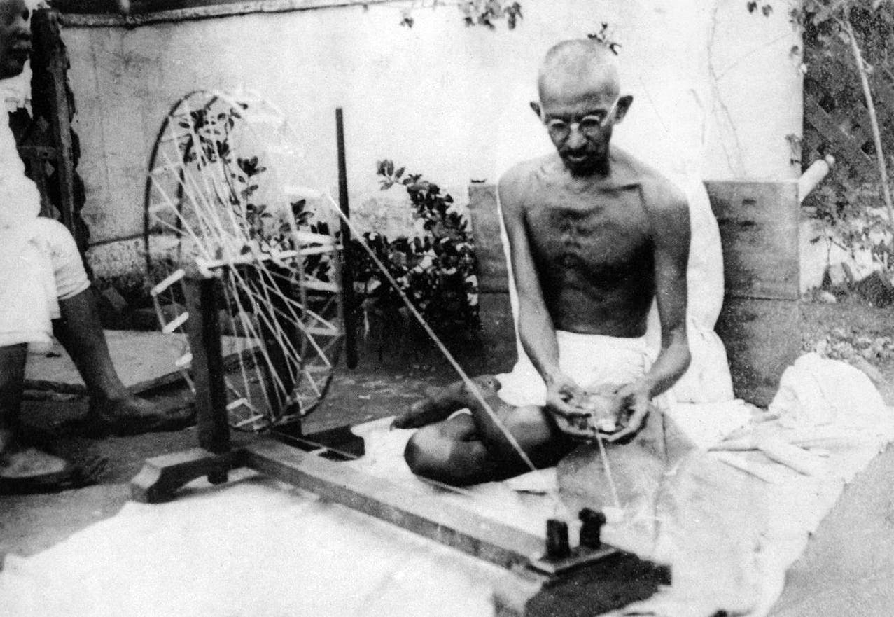 مهاتما گاندی، در حال نخ‌ریسی، دهه ۱۹۲۰