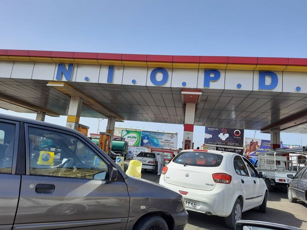 صف‌های طولانی بنزین در چابهار | فروش بنزین در خارج از پمپ بنزین‌ها