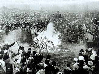 سوزاندن جسد گاندی - هند ۳۱ ژانویه ۱۹۴۸