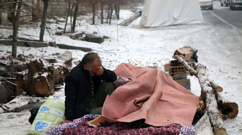 زلزله خوی - صدها نفر در سرمای شدید شب را بدون سرپناه سپری کردند. عکس از علی غیور/خبرگزاری برنا
