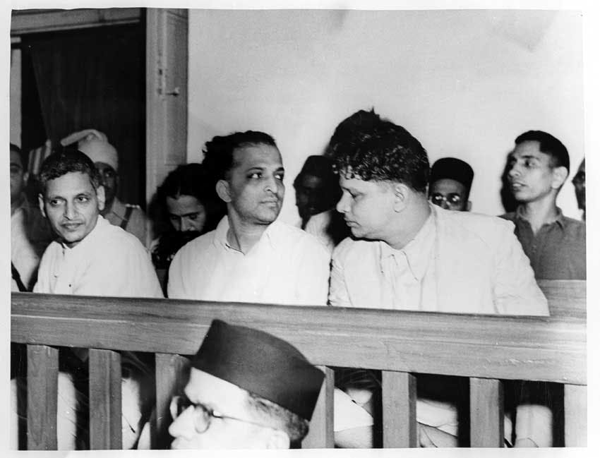 محاکمه متهمان به ترور گاندی- ۲۷ مه ۱۹۴۸- نفر اول از چپ: ناتورام گودسه، وسط: نارایان آپته