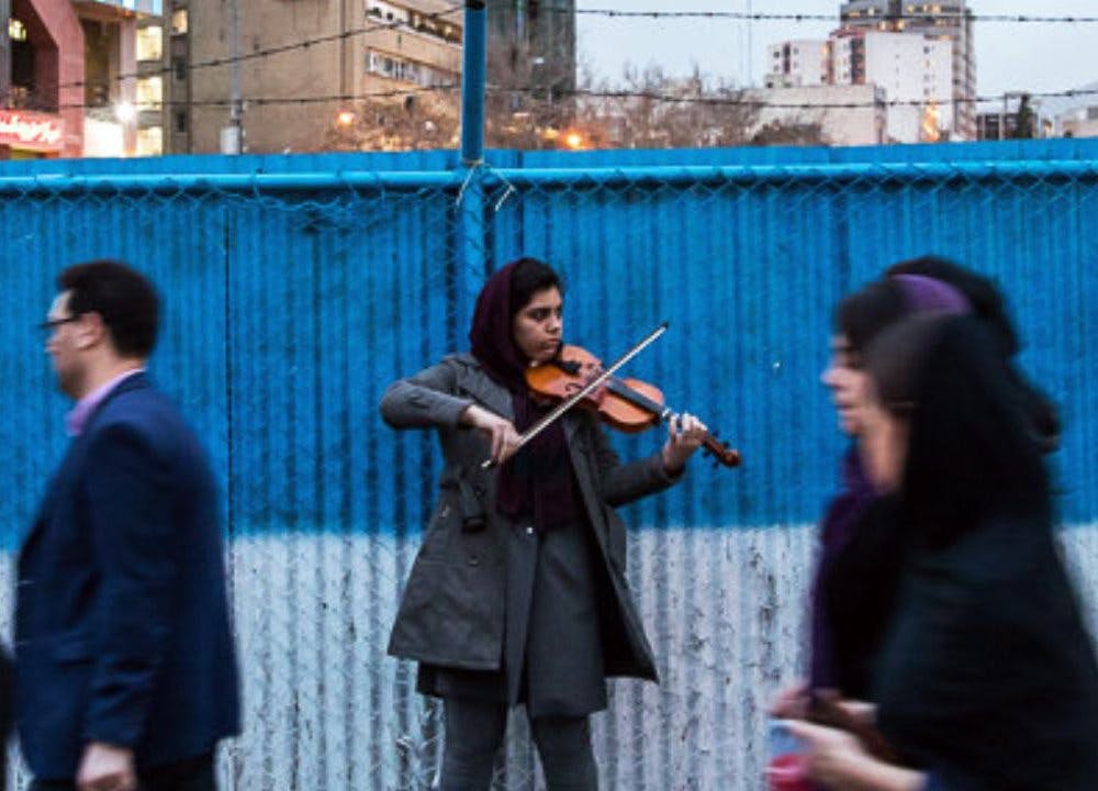 نوازندگی در خیابان یکی از راه‌های کسب درآمد برای هنرمندان موسیقی در ایران (عکس: روزیاتو)