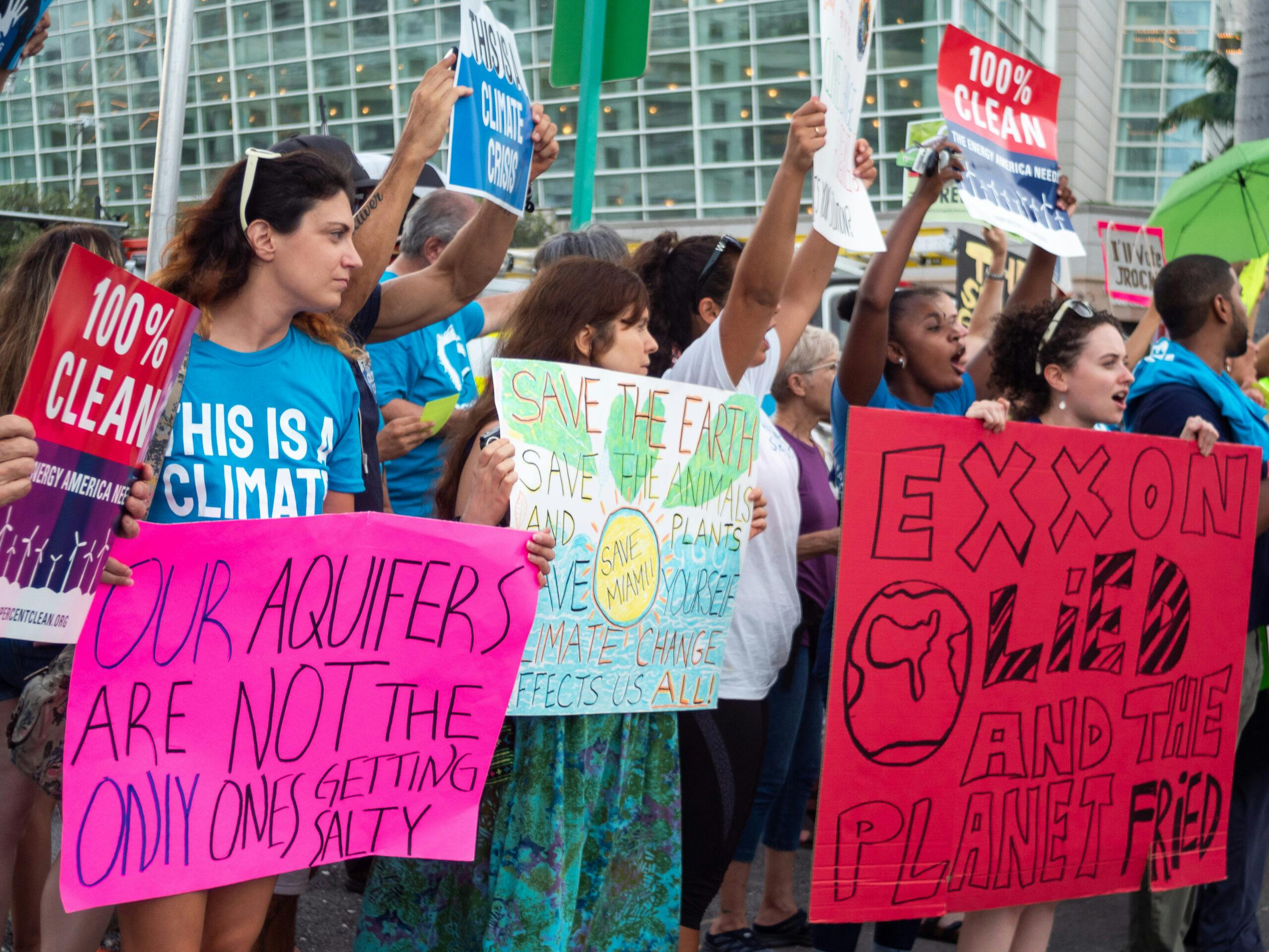 اعتراض اقلیمی در میامی ایالات متحده آمریکا ــ روی یکی از پلاکاردهای نوشته شده: «اکسون دروغ گفت، و سیاره برشته شد.» ــ عکس: شاتراستاک