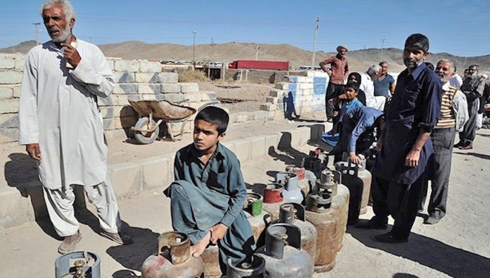 کمبود گاز در استان سیستان و بلوچستان. حتی از نفت سفید هم خبری نیست. (عکس: مردم در صف را در سال ۱۳۹۷ نشان می‌دهد. یعنی بحران تازگی ندارد و امروز اتفاق نیفتاده)