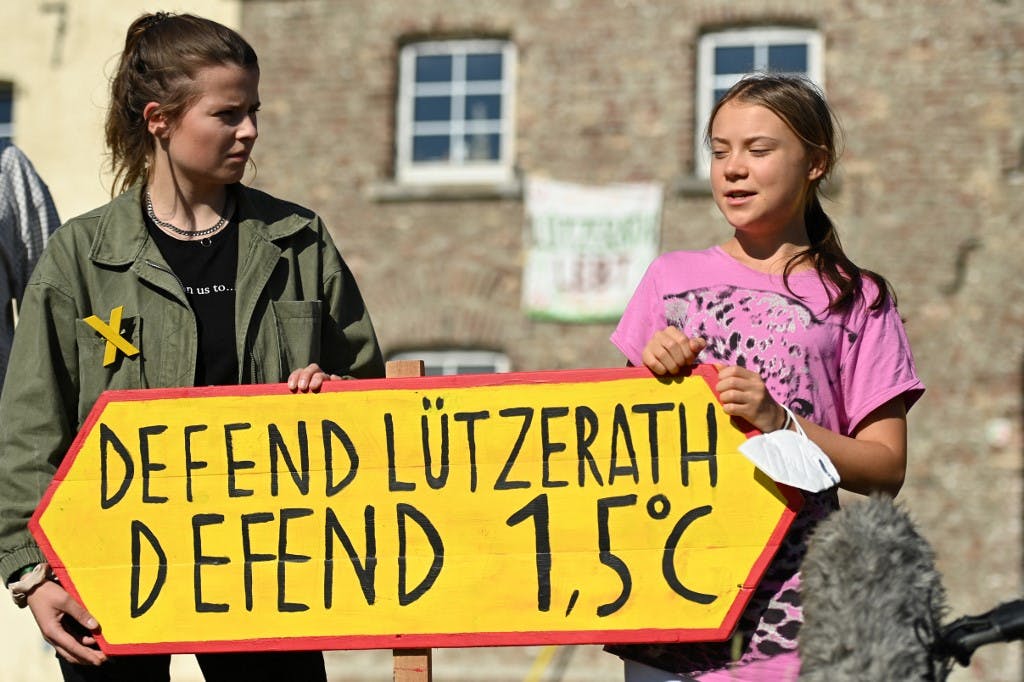 گرتا تونبرگ فعال محیط زیست سوئدی پلاکاردی در ضرورت دفاع از حد ۱,۵ درجه در دست دارد؛ سپتامبر ۲۰۲۱، لویتزراث، آلمان ــ عکس:‌ Ina Fassbender / AFP