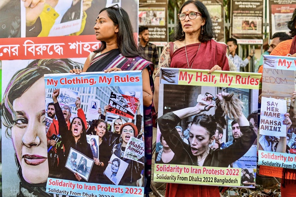 تصویری از تجمع فعالان بنگلادشی در ۱۵ اکتبر ۲۰۲۲ در اعلام همبستگی با جنبش زنان ایران (عکس از منیر زمان / خبرگزاری فرانسه)